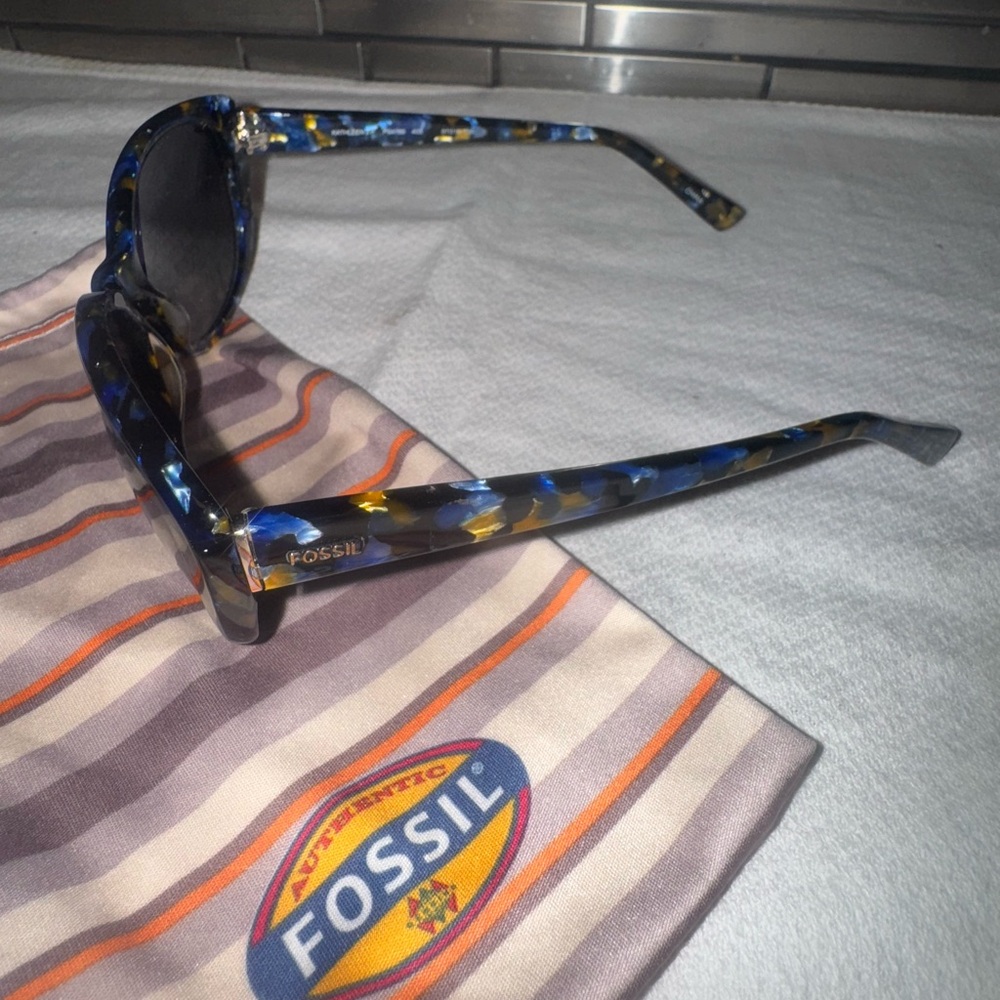 Fossil Women’s Blue Patterned Frame Sunglasses - image 2